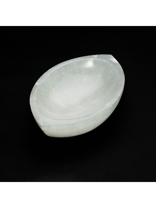 Eye-shaped bowl in Selenite