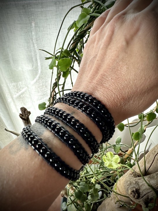 Discover our bracelets in black onyx
