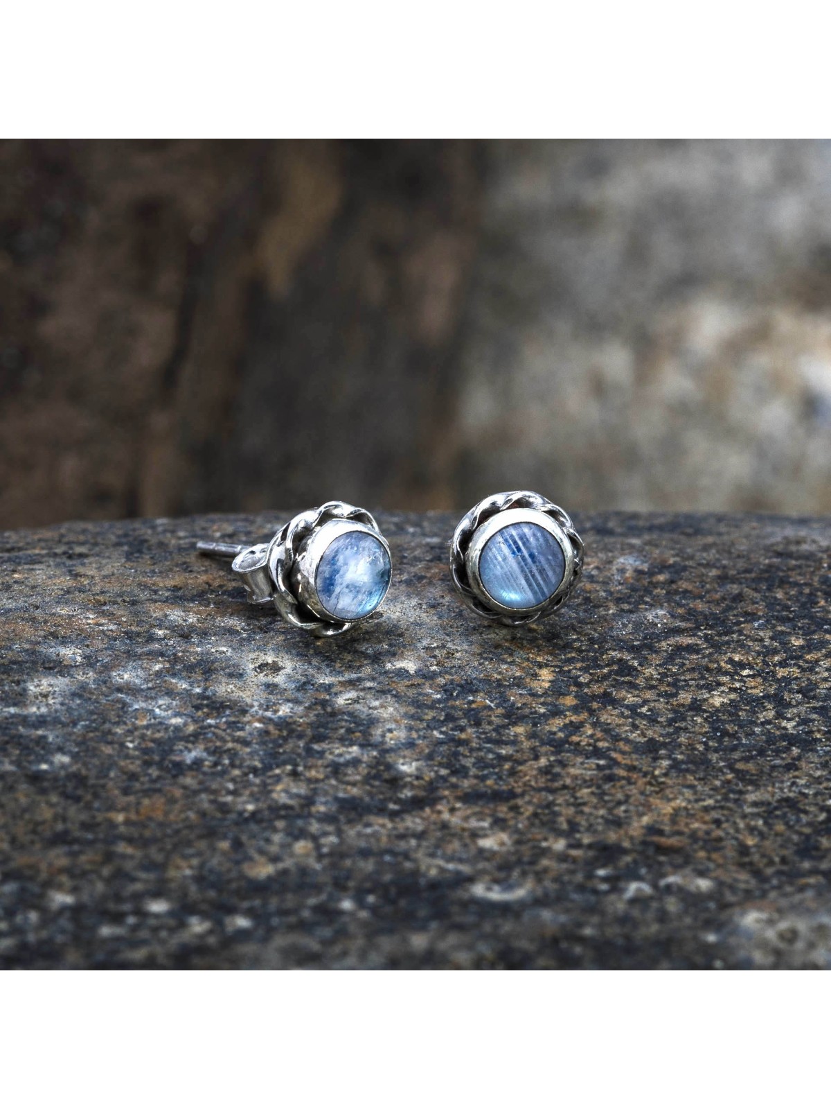 Discover our Moonstone earrings
