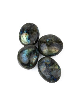 Labradorite: a precious stone from iridescent reflections