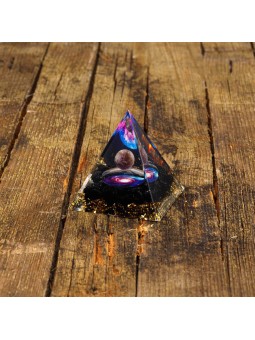 Pyramide organisiert mit Amethyst