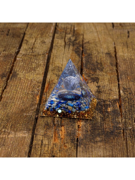 Pyramide organisiert mit Lapislazuli
