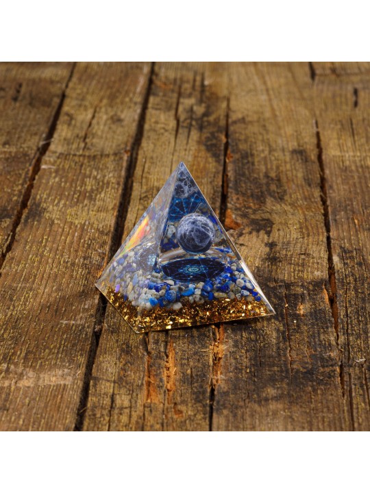 Pyramide organisiert mit Lapislazuli
