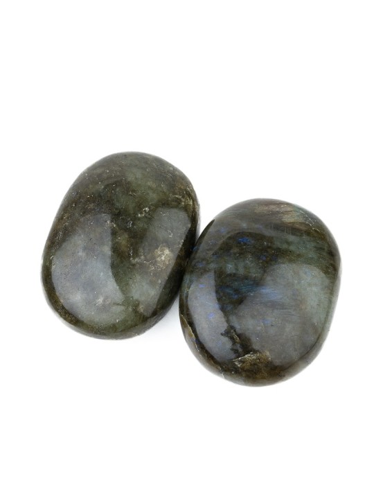 Labradorite: a precious stone from iridescent reflections