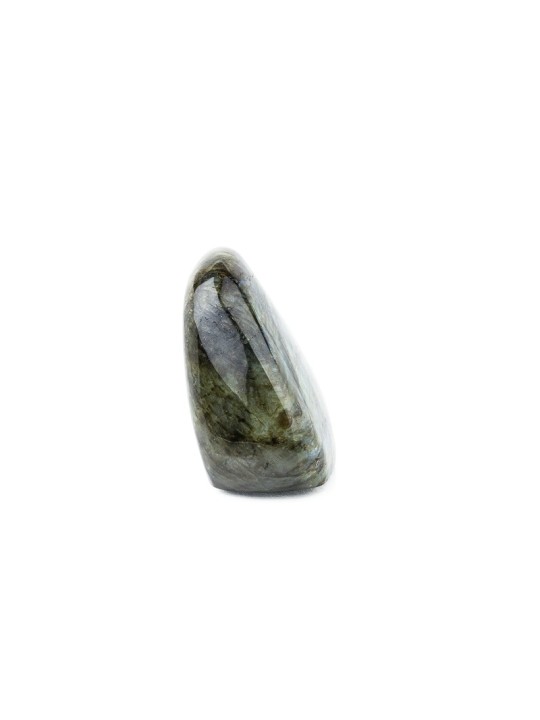 Labradorite: a precious stone from iridescent reflections