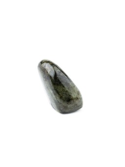 Labradorite: a precious stone from iridescent reflections