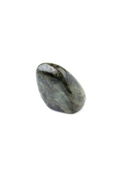 Labradorite: a precious stone from iridescent reflections