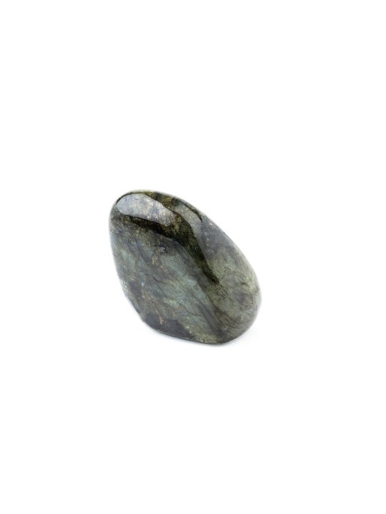 Labradorite: a precious stone from iridescent reflections