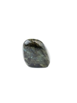 Labradorite: a precious stone from iridescent reflections