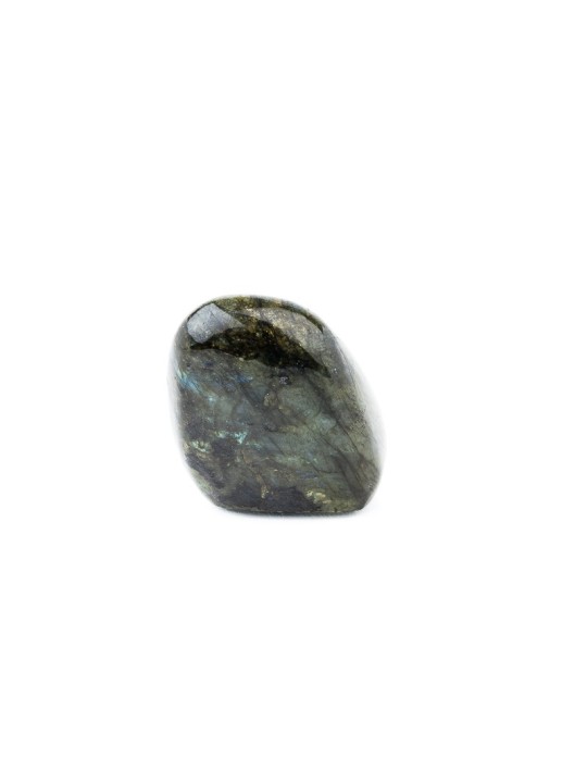 Labradorite: a precious stone from iridescent reflections