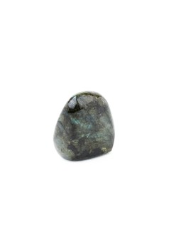 Labradorite: a precious stone from iridescent reflections
