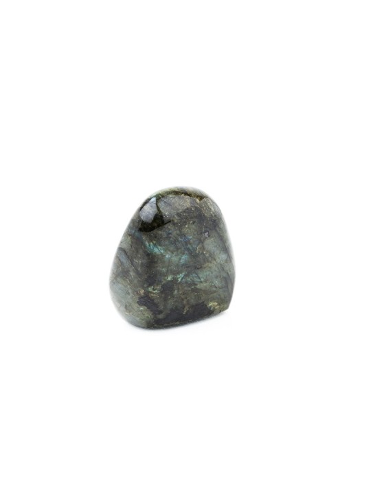 Labradorite: a precious stone from iridescent reflections