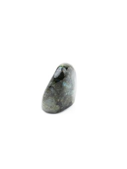Labradorite: a precious stone from iridescent reflections