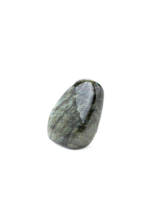 Labradorite: a precious stone from iridescent reflections