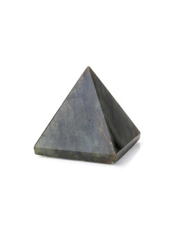Labradorite: a precious stone from iridescent reflections