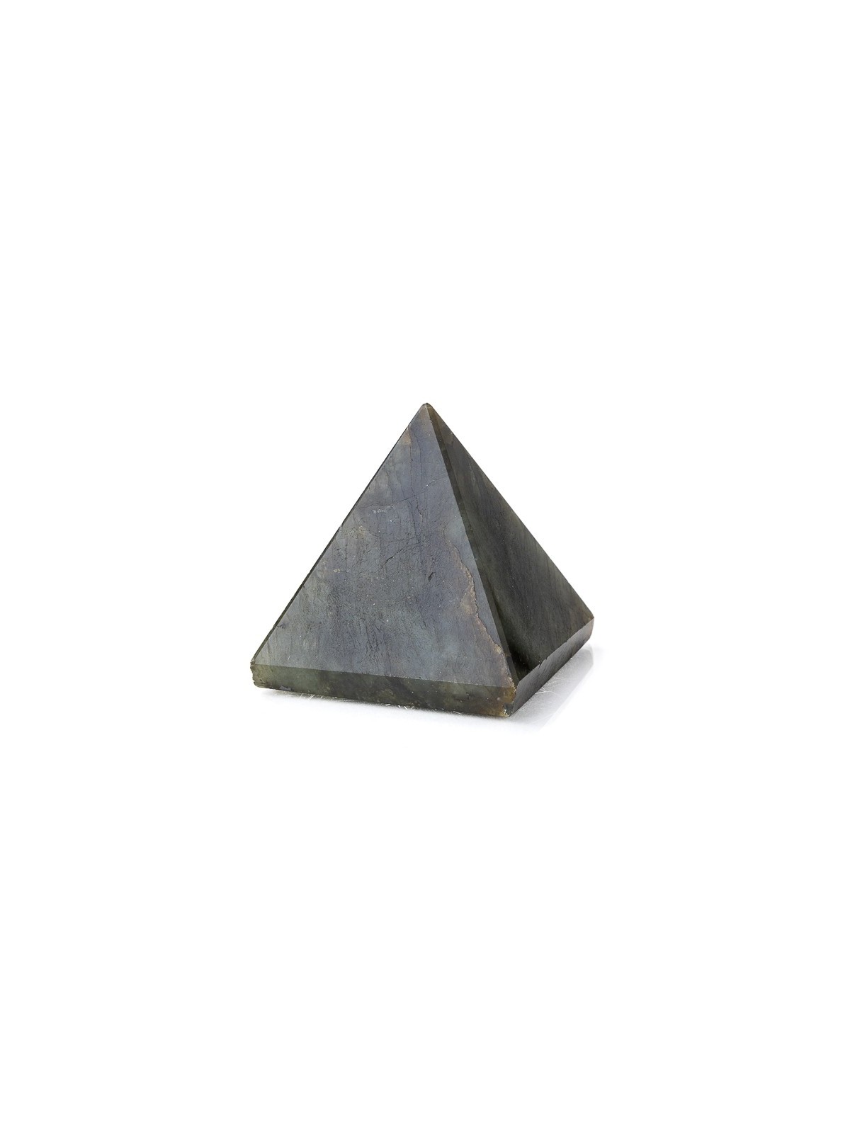 Labradorite: a precious stone from iridescent reflections