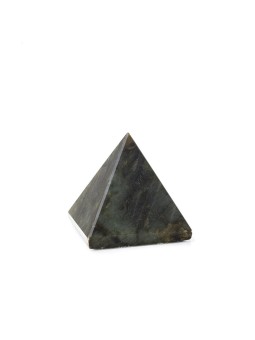 Labradorite: a precious stone from iridescent reflections