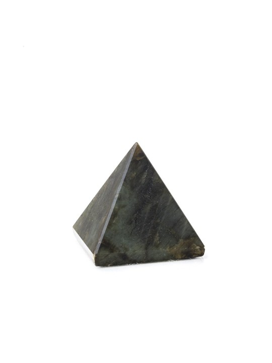 Labradorite: a precious stone from iridescent reflections
